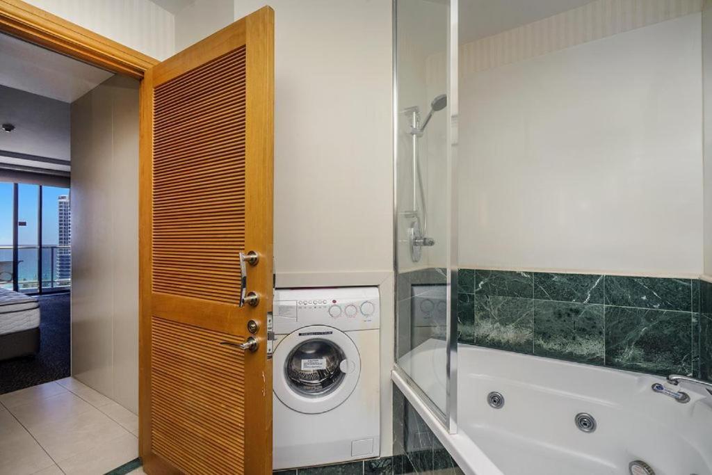 Deluxe Private Apartment And Studio - Ocean Views Gold Coast Exterior photo