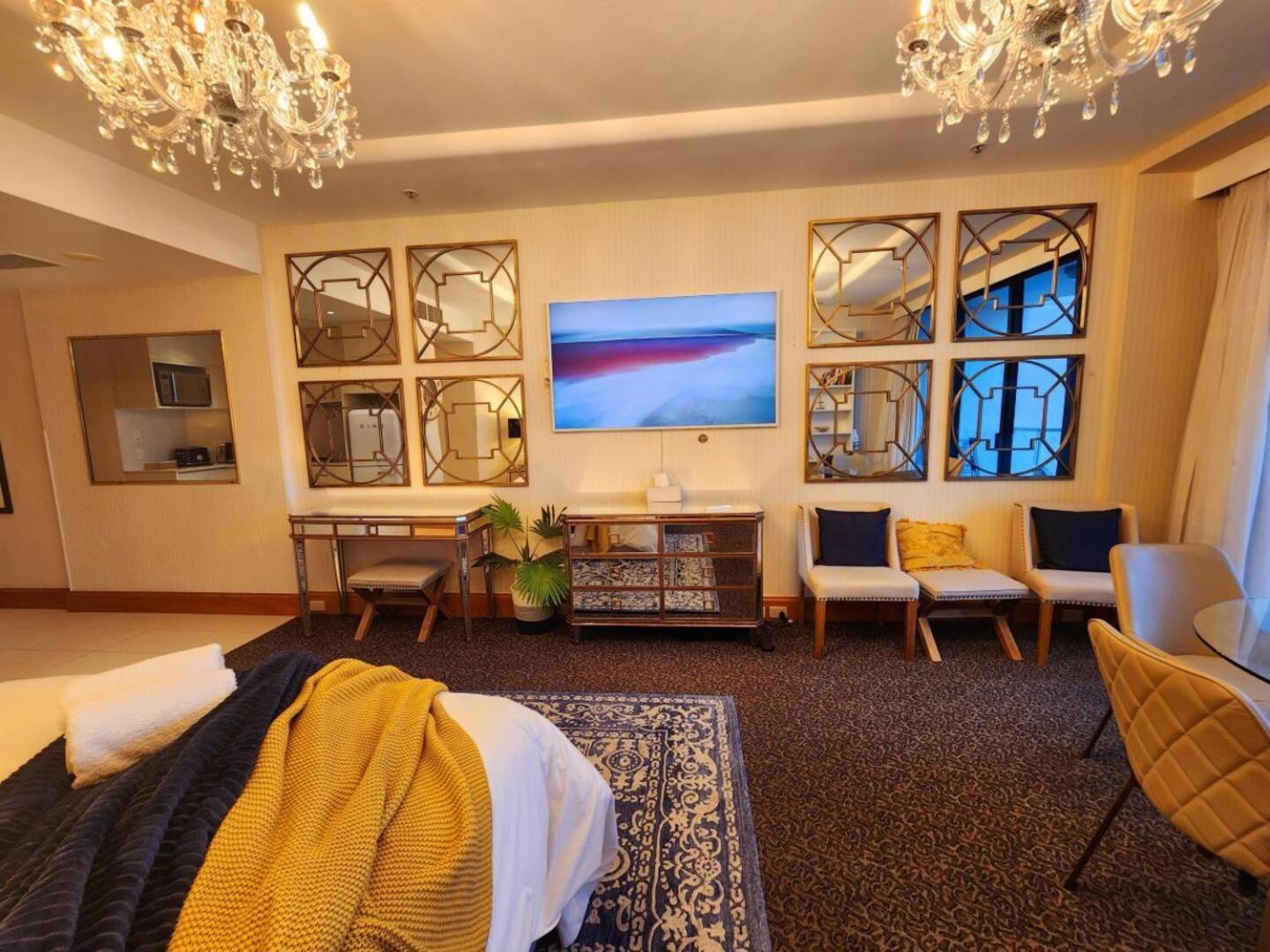 Deluxe Private Apartment And Studio - Ocean Views Gold Coast Room photo