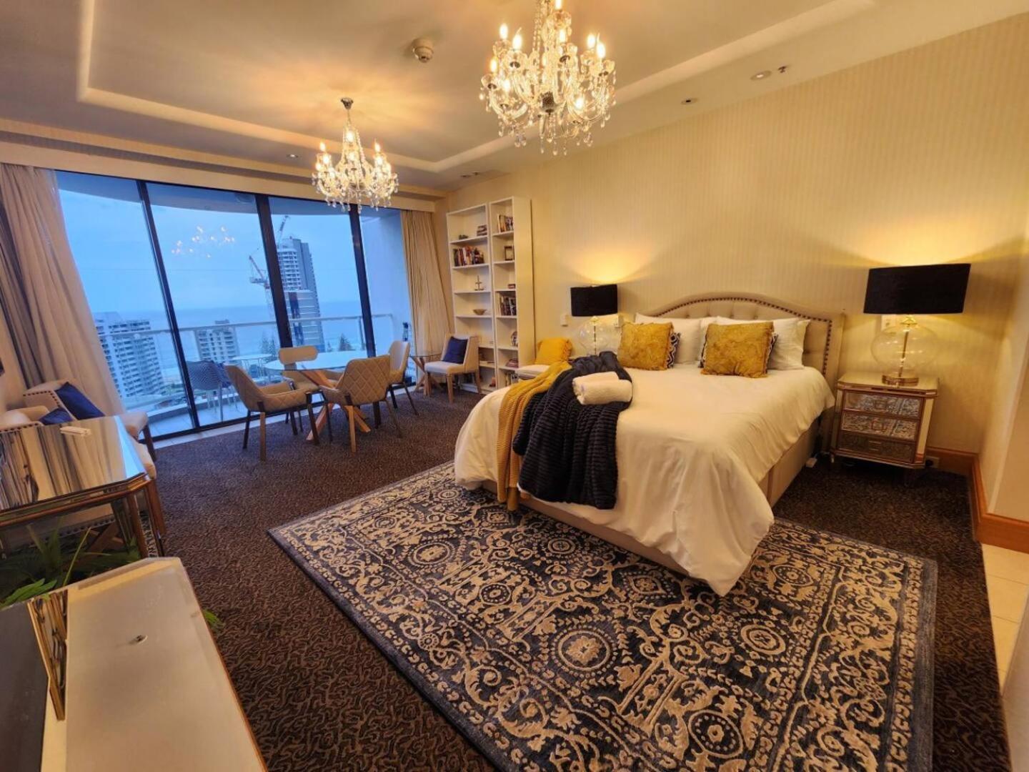 Deluxe Private Apartment And Studio - Ocean Views Gold Coast Room photo